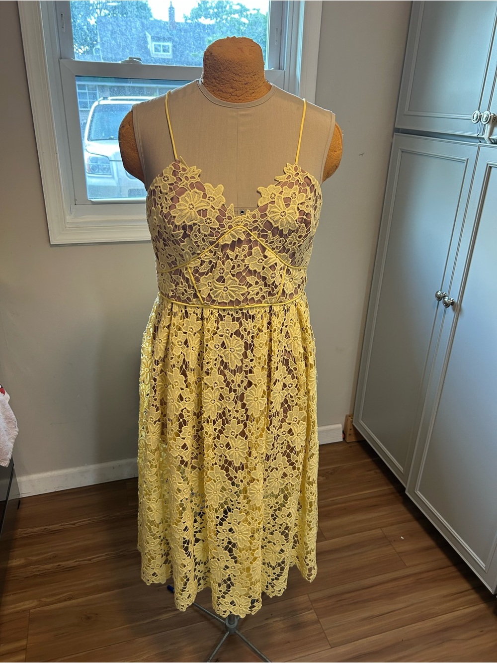 Donna Morgan Pale Yellow Lace Midi Dress with Spaghetti Straps Size 12